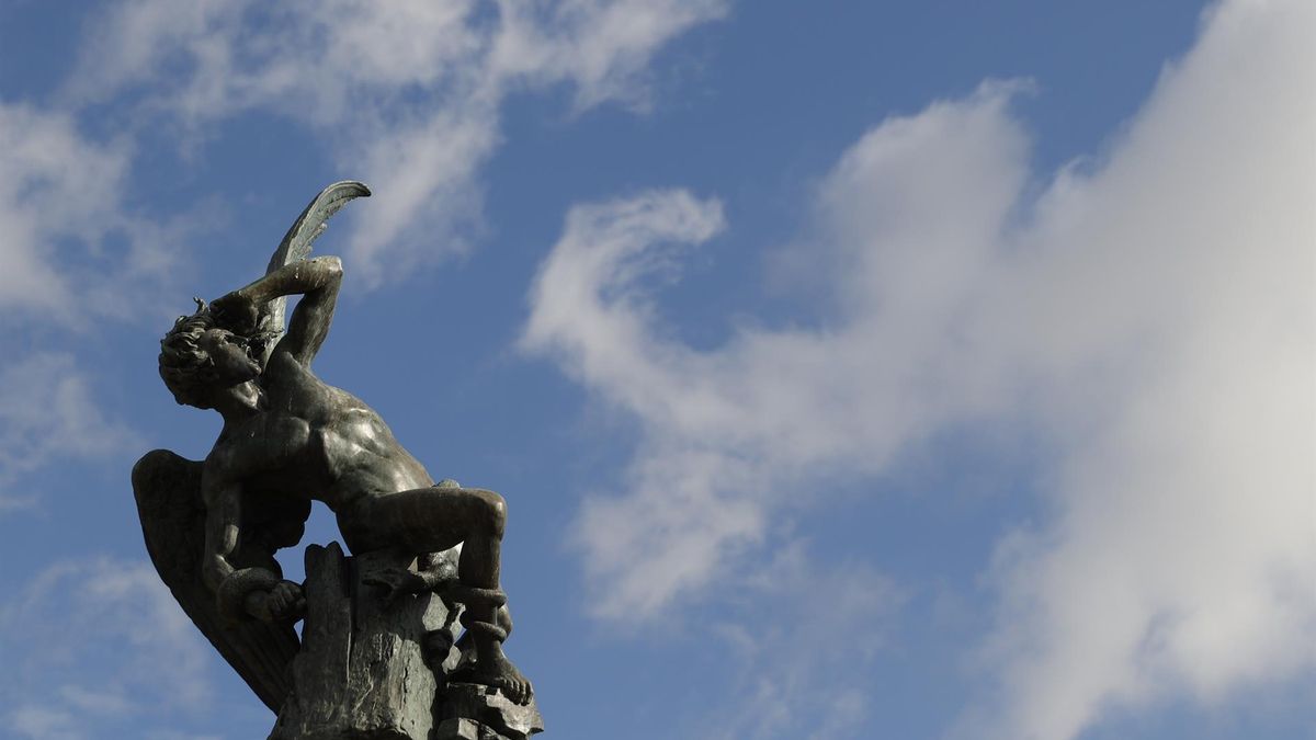 La estatua del Ángel Caído, del escultor madrileño Ricardo Bellver, que se encuentra en la fuente del mismo nombre del Parque del Retiro de Madrid, en cielo nublado en imagen de archivo