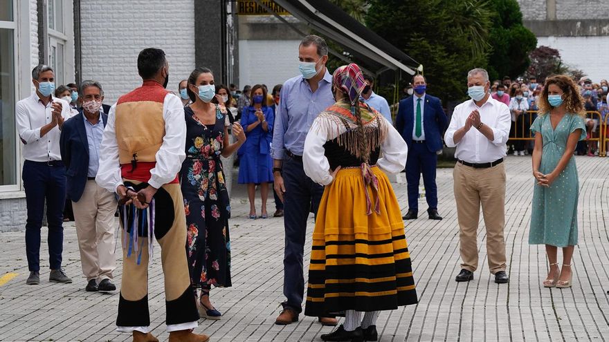 Los reyes fueron recibidos en Torrelavega con una actuación folclórica.