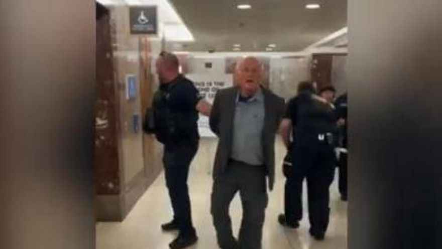 The co -founder of Ben & Jerry's, arrested at the Capitol for protesting against the support of the US to Israel