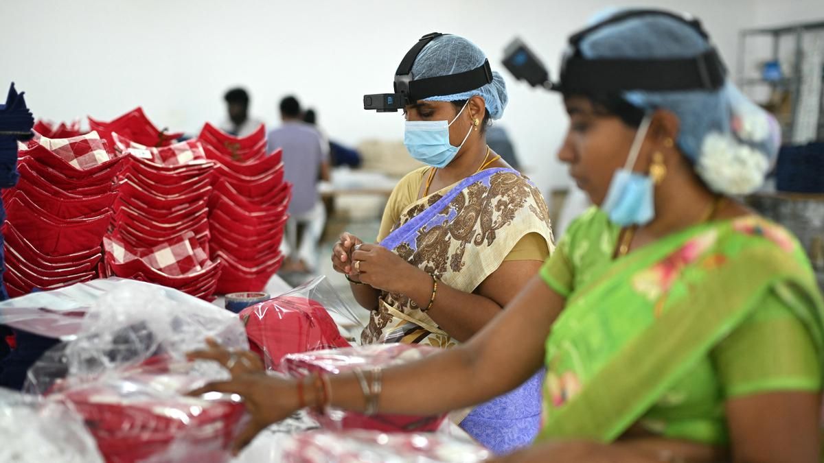 Trabajadoras con cámaras que graban sus movimientos.