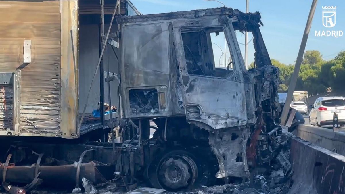 Un accidente con un camión ardiendo corta media hora la A-3 en Madrid a la altura de Santa Eugenia