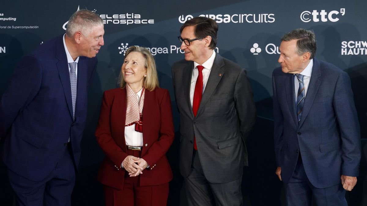 El president de la Generalitat, Salvador Illa (2d), la secretaria de Estado de Defensa, Amparo Valcarce (2i), el presidente de Indra, Ángel Simón (d), y el consejero delegado, José Vicente de los Mozos (i), el lunes en Barcelona.
