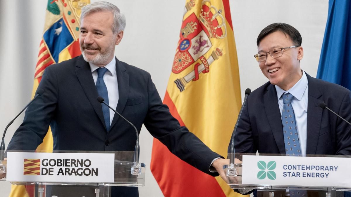 El presidente aragonés, Jorge Azcón, junto a Andy Wu, director general de CSE, en el acto de este lunes.