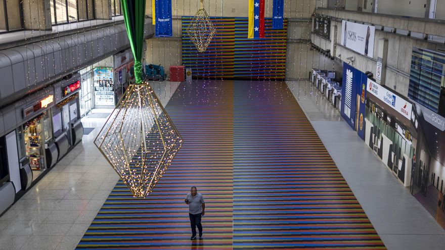 Pocos vuelos y pasajeros en el principal aeropuerto de Venezuela en medio de crisis aérea