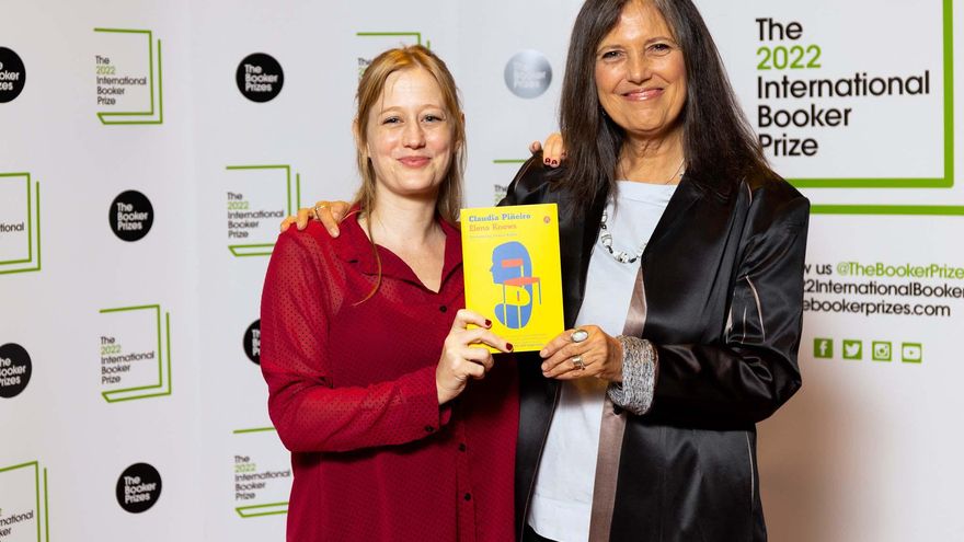 Claudia Piñeiro cautiva Inglaterra con "Elena sabe", ya en la recta final del Booker Prize