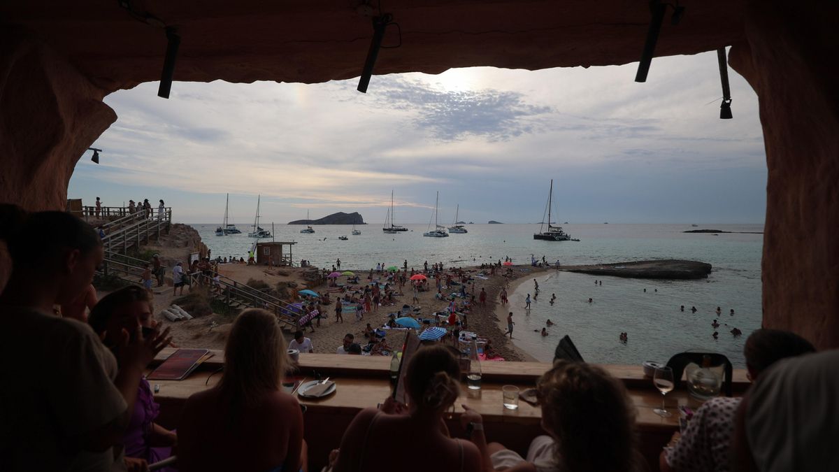Turistas este agosto en Platges de Comte.