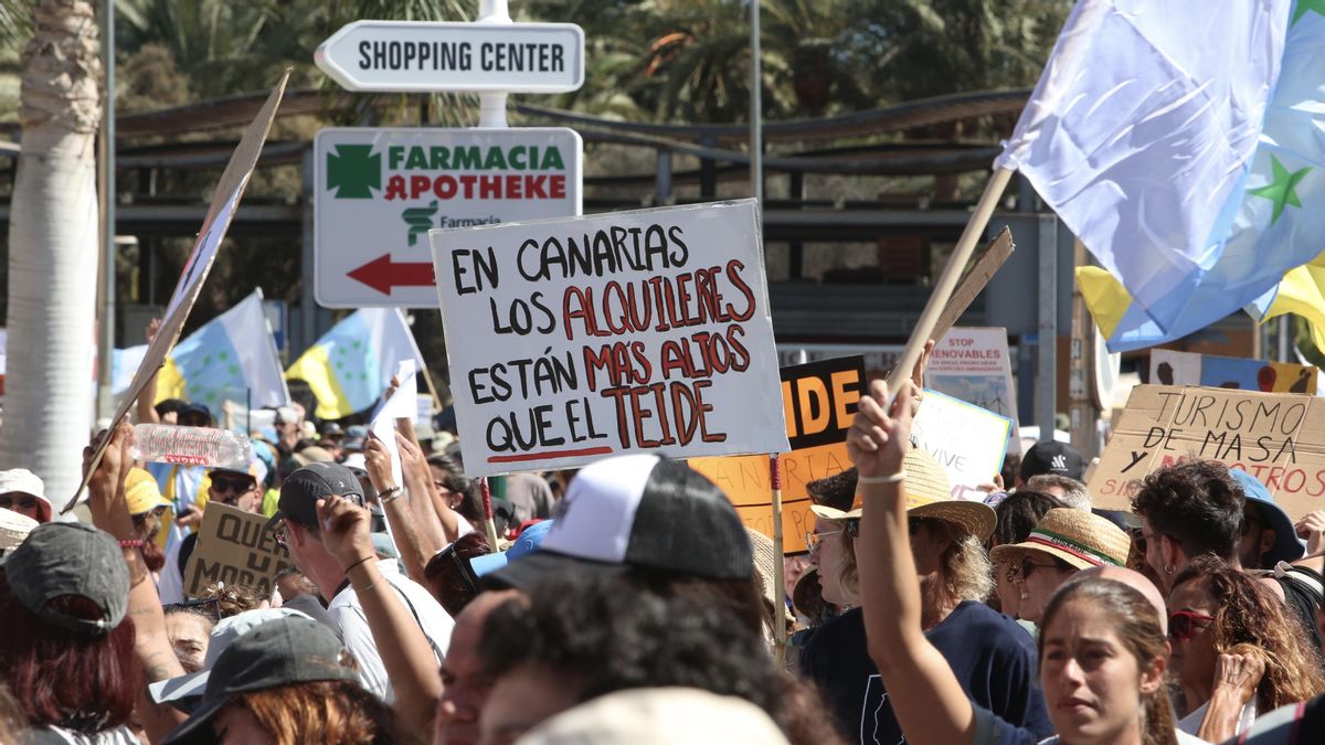 Miles de personas protestan en Gran Canaria contra el modelo económico de las islas