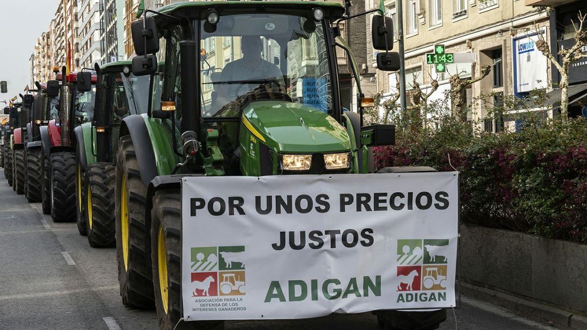 Manifestación de agricultores y ganaderos en Santander por unos precios justos. | JOAQUÍN GÓMEZ SASTRE