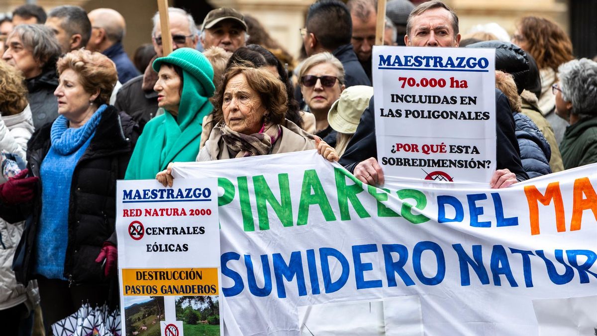 Varias personas en Teruel durante una concentración convocada por Teruel Existe, con el apoyo de Aliente, con el lema ‘Salvemos el Maestrazgo. ¡Teruel así no!’ para rechazar la construcción del macroproyecto de energías renovables Clúster Maestrazgo.