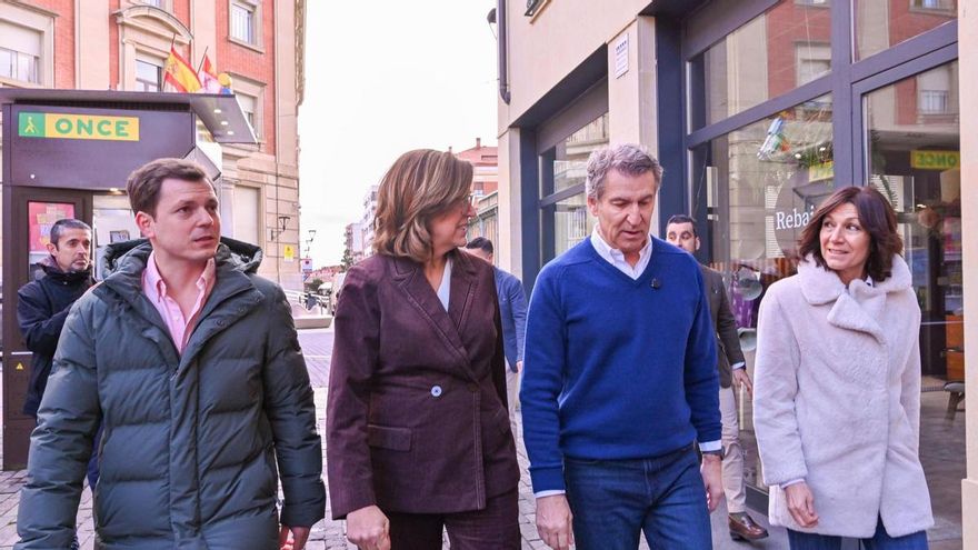 El presidente del Partido Popular, Alberto Núñez Feijóo, asiste este viernes a un desayuno con afiliados en Palencia, en un encuentro donde no estaban convocados los medios de comunicación, y en el que ha estado acompañado por la presidenta del PP de Palencia, Ángeles Armisén, la candidata a las Cortes de Castilla y León, Mercedes Cófreces, y el portavoz del PP en el Ayuntamiento de Palencia, Víctor Torres, entre otros muchos cargos políticos y afiliados.