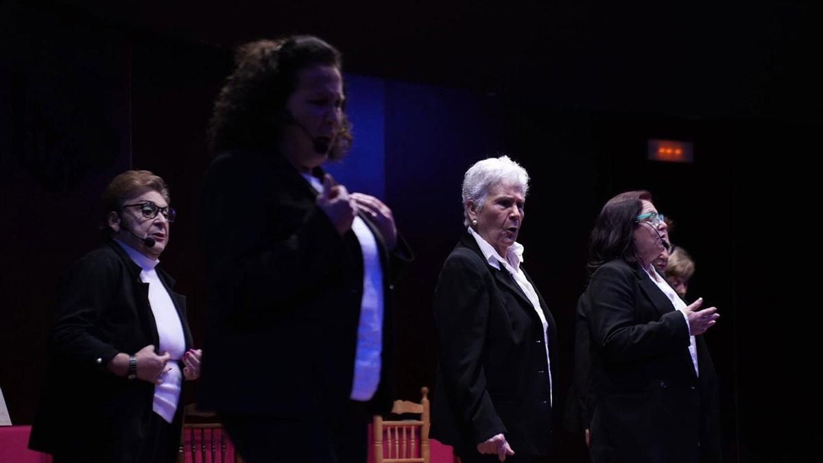 Mujeres de las Margaritas llevan a la Biblioteca Grupo Cántico una obra sobre la historia del feminismo