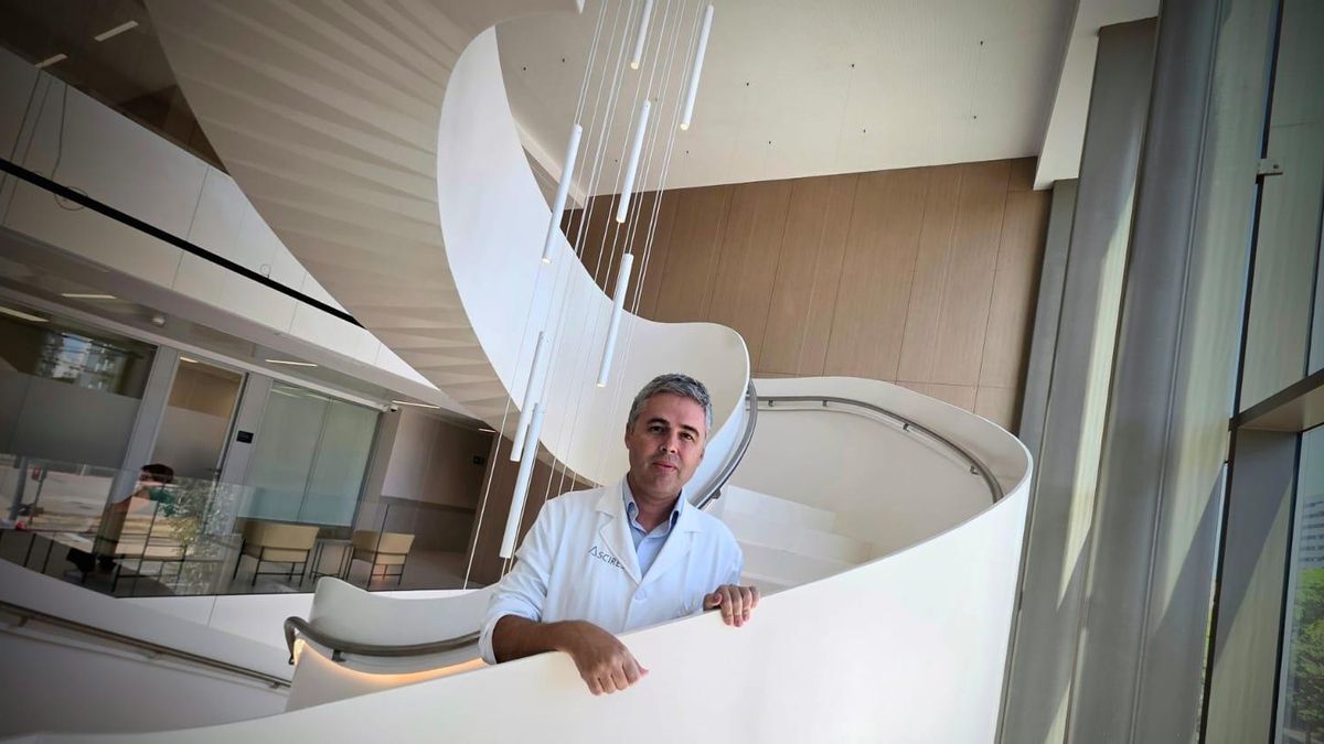 José Ferrer, posa en las instalaciones del nuevo hospital.