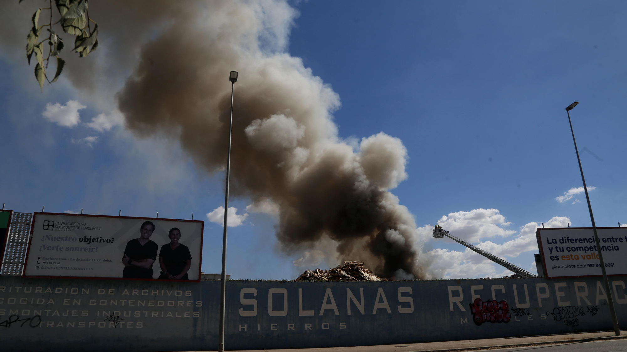 Los bomberos acuden a sofocar un aparatoso incendio de chatarra en los terrenos de la empresa Solanas