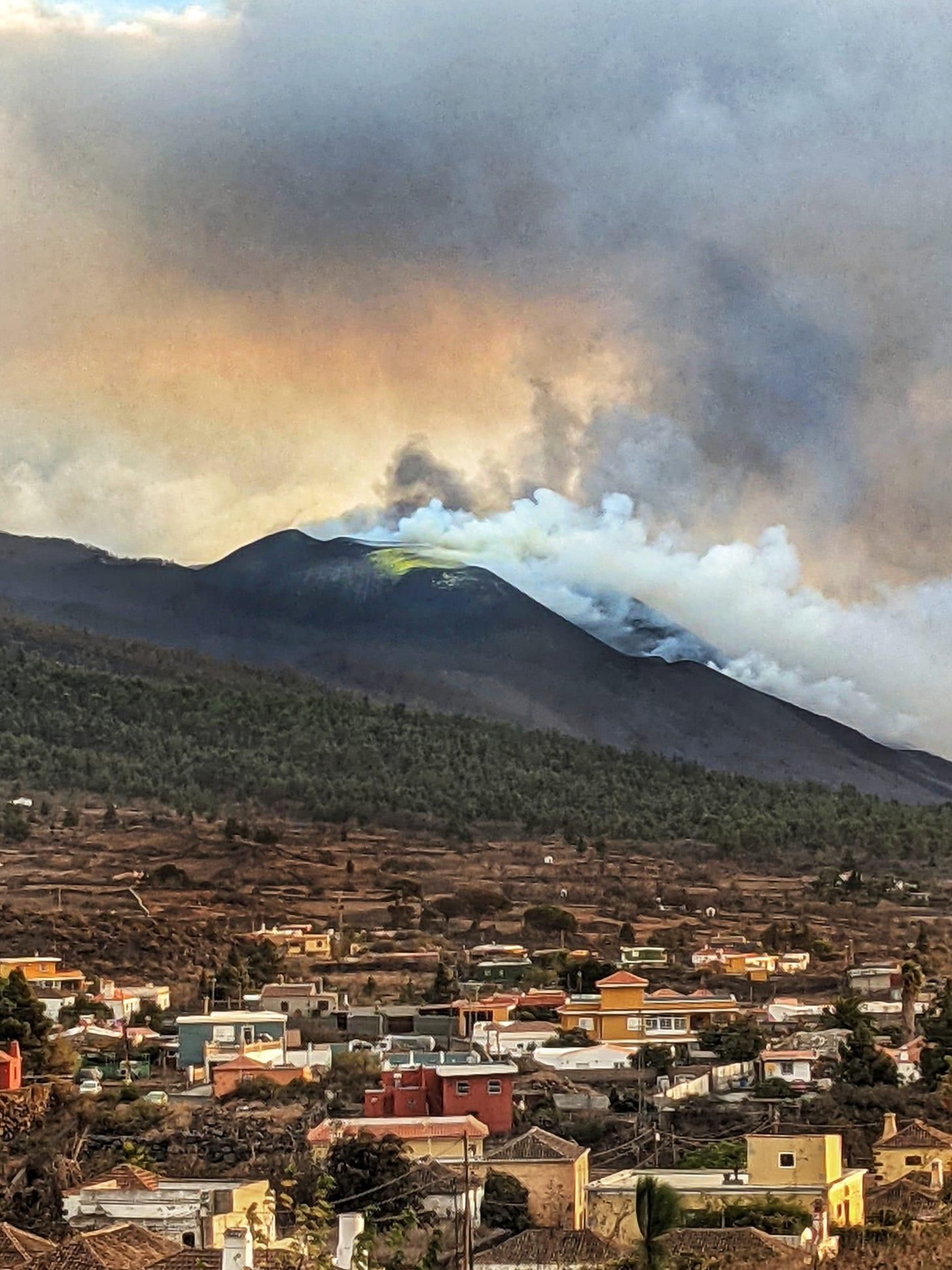 Imagen y entorno del volcán este viernes, en la que se puede apreciar, en los alrededores de los centros de emisión, parte del azufre expulsado por la tarde.