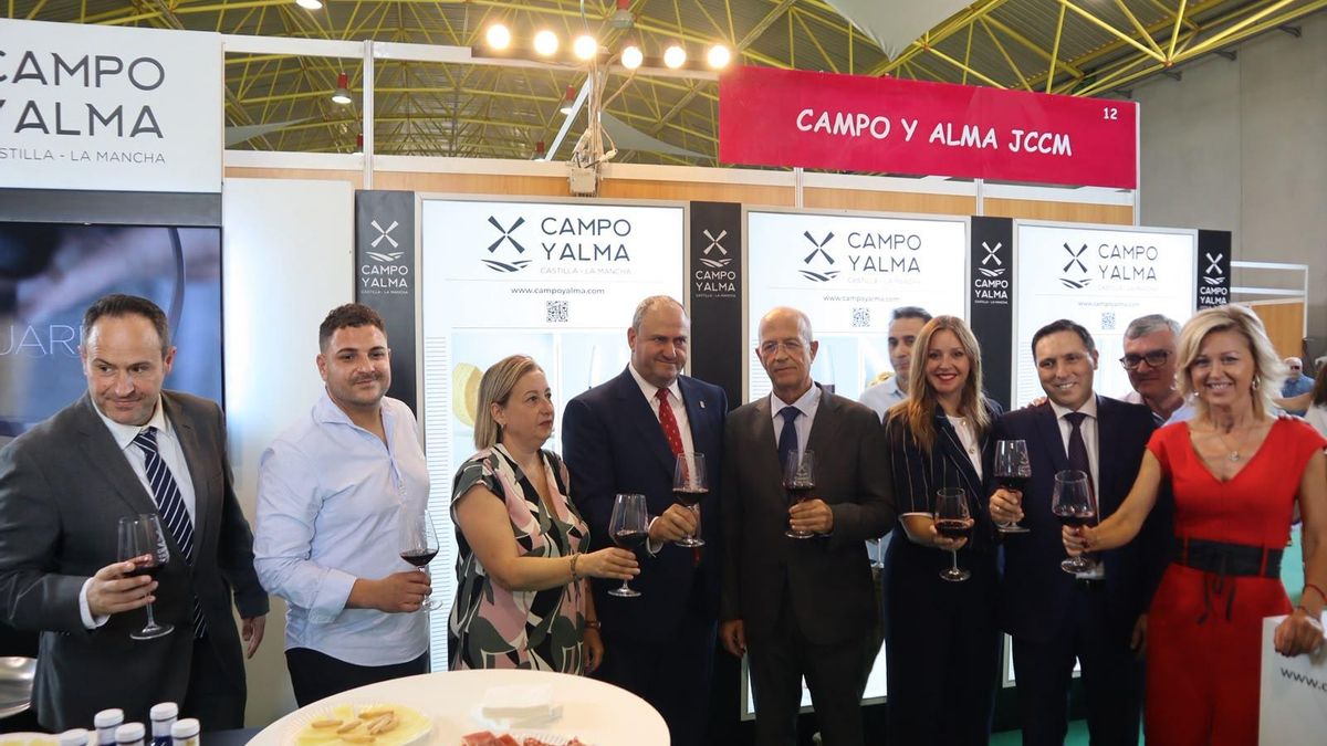 El consejero en el stand de Campo y Alma