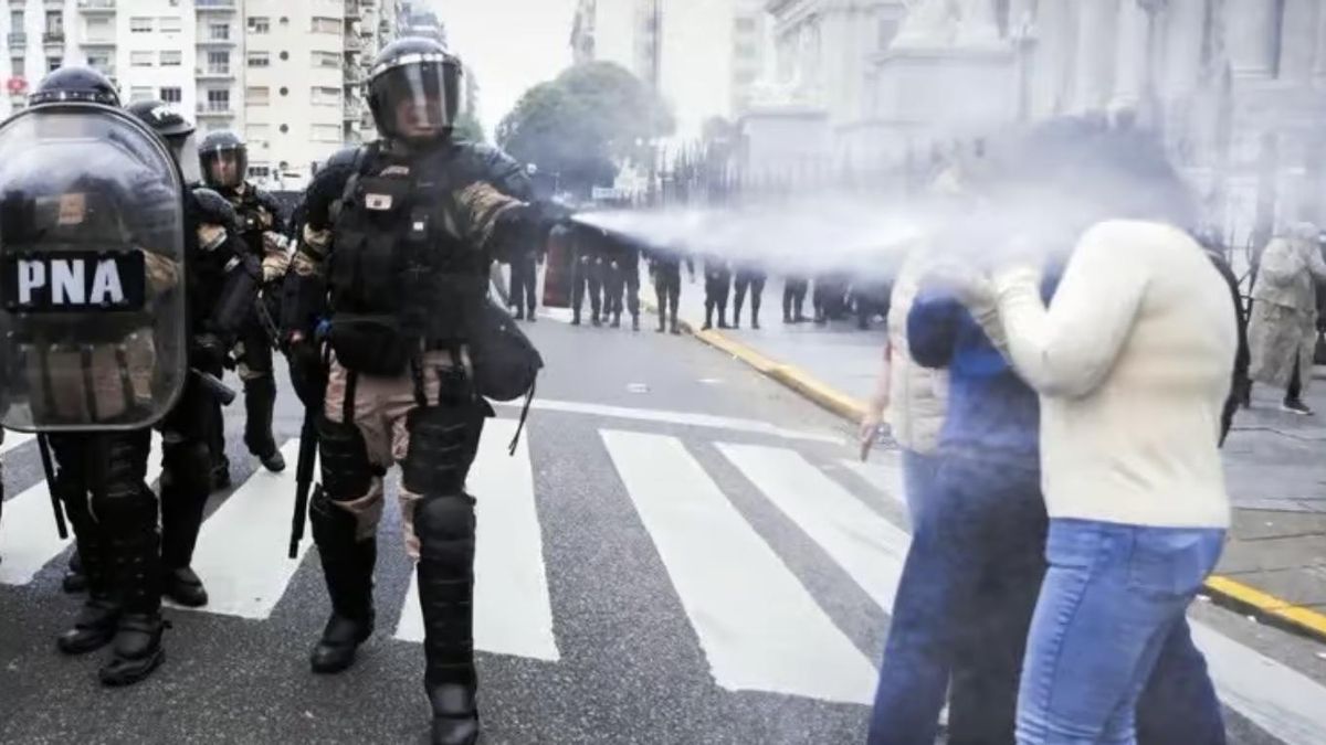 Las fuerzas federales reprimieron ferozmente una protesta contra la votación de la ley Bases el 12 de junio de 2024.