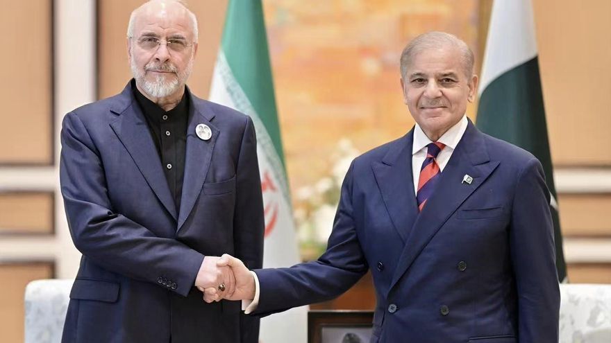 El primer ministro de Pakistán, Shehbaz Sharif (dcha), junto al presidente del Parlamento iraní, Bagher Ghalibaf, en Islamabad durante las conversaciones entre EEUU e Irán, el 11 de abril de 2026.