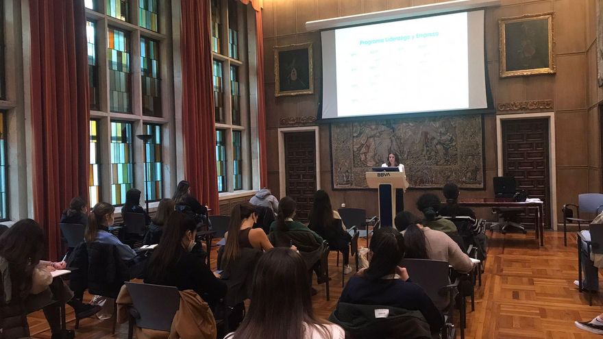 La directora de Zona Contigo de BBVA en la zona norte, Yolanda Ramas, ha compartido en Bilbao su experiencia con las 25 jóvenes seleccionadas en Euskadi