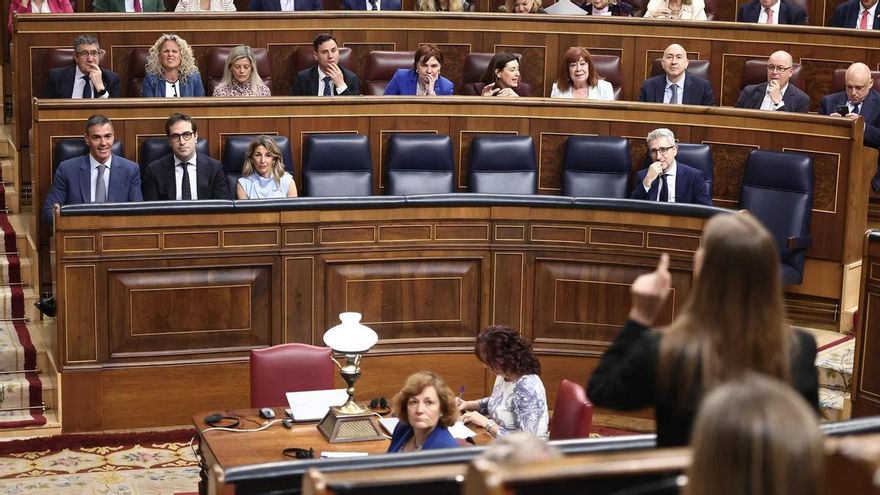 El presidente del Gobierno, Pedro Sánchez, el vicepresidente y ministro de Economía, Carlos Cuerpo, y la vicepresidenta segunda y ministra de Trabajo, Yolanda Díaz, durante una sesión plenaria en el Congreso, a 29 de abril de 2026, en Madrid (España).