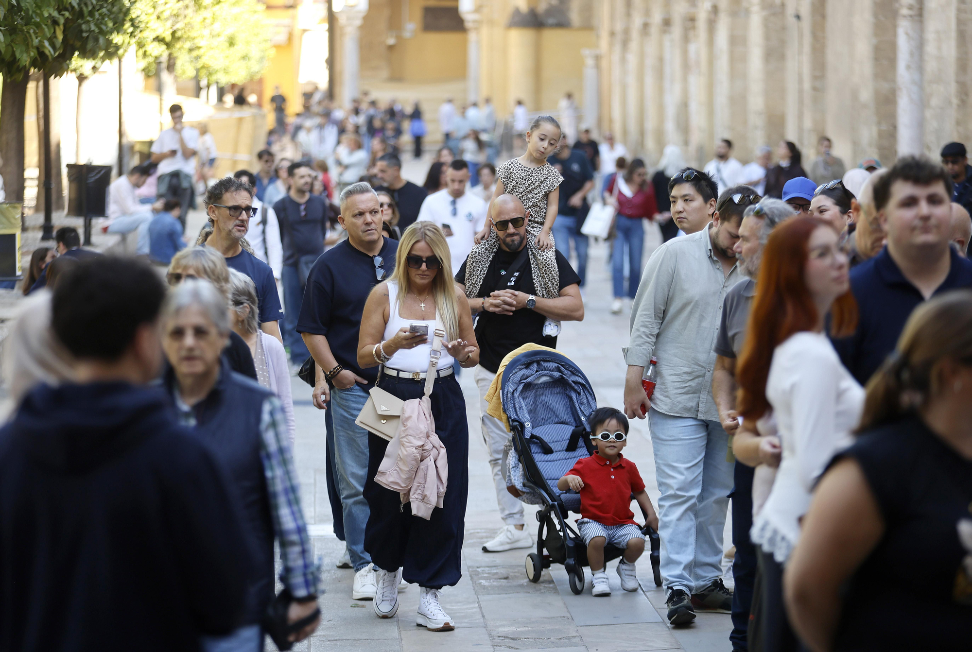 Turistas en el puente de los Santos en Córdoba sin trenes con Madrid
