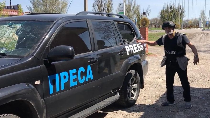 Fran Sevilla muestra el resultado de los ataques contra su vehículo.
