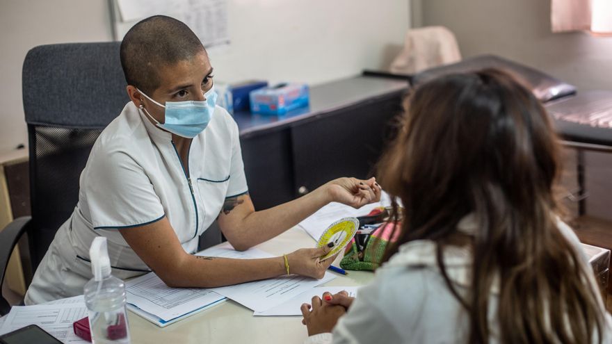 En estos consultorios, médicas y psicólogas describen las pautas de alarma a las solicitantes. "Si usás cuatro toallitas en dos horas, tenés que ir a la guardia".