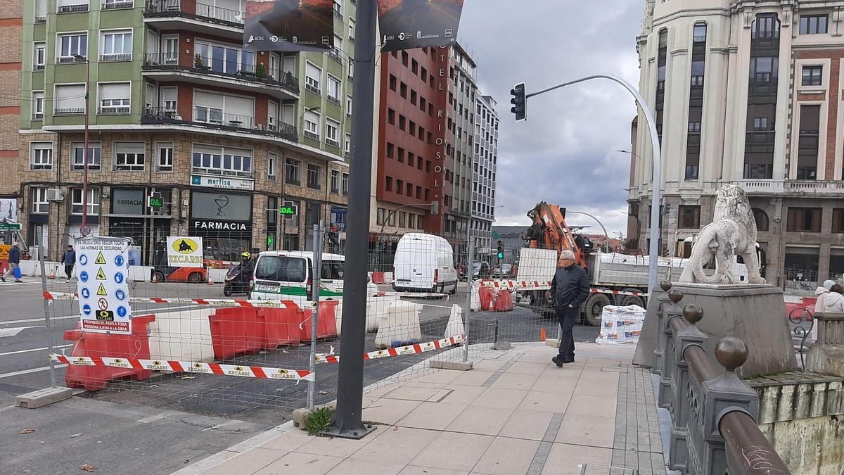 Obras de construcción de una glorieta entre el Puente de los Leones, la avenida Palencia, la avenida Ingeniero Sáenz de Miera y el Paseo de Salamanca.