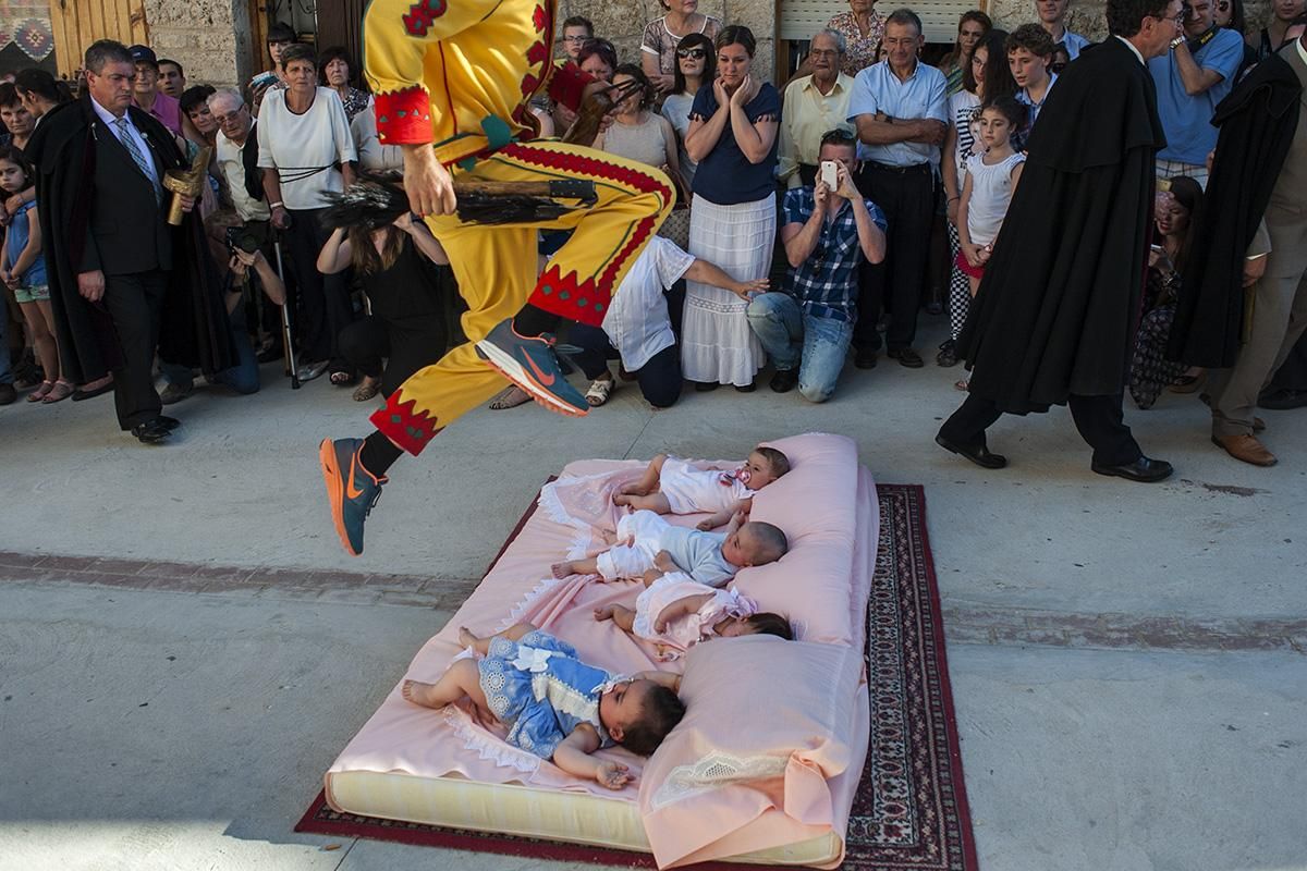 Fiesta de El Colacho, en Castrillo de Murcia (Burgos)