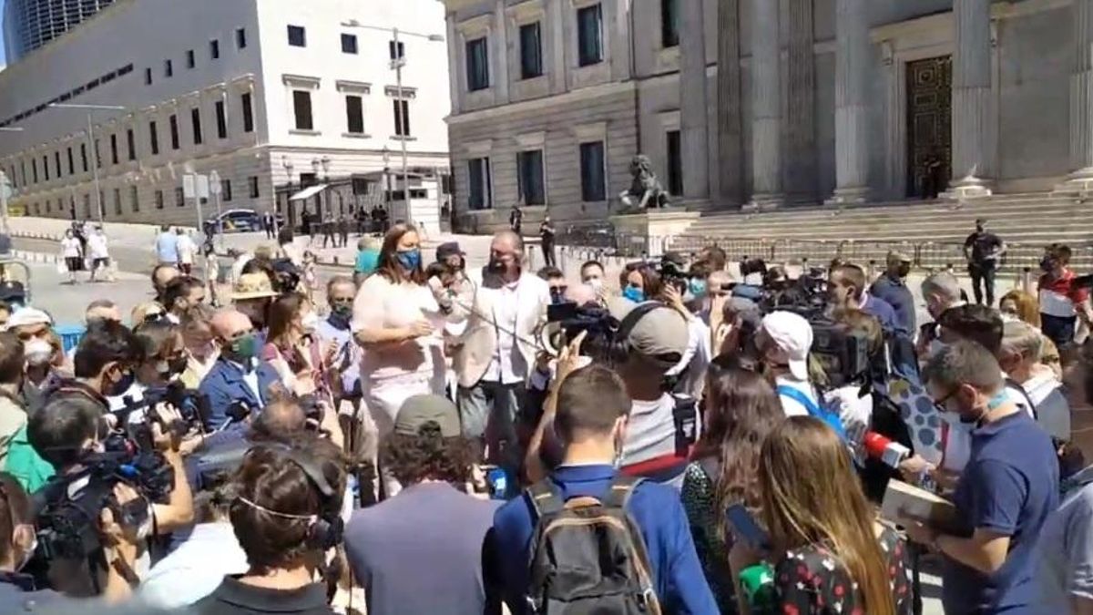 La presidenta de la AVT, Maite Araluce, en la concentración para rendir homenaje a las víctimas de terrorismo fuera del Congreso