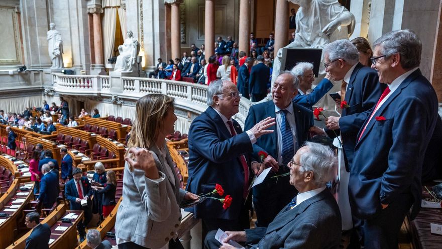 Diputados portugueses cantan 'Grândola', himno de la Revolución, y la extrema derecha se marcha del Parlamento