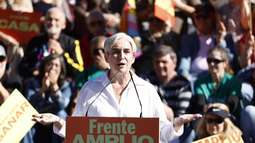 La candidata de Frente Amplio para las elecciones generales, Ada Colau interviene en el acto de precampaña que Frente Amplio celebra en la localidad madrileña de Móstoles, un día antes de que acabe el plazo para registrar listas electorales, con la renuncia a presentarse en Teruel y tras el histórico acuerdo alcanzado con el PSOE para ir juntos en el Senado. EFE/ Rodrigo Jimenez