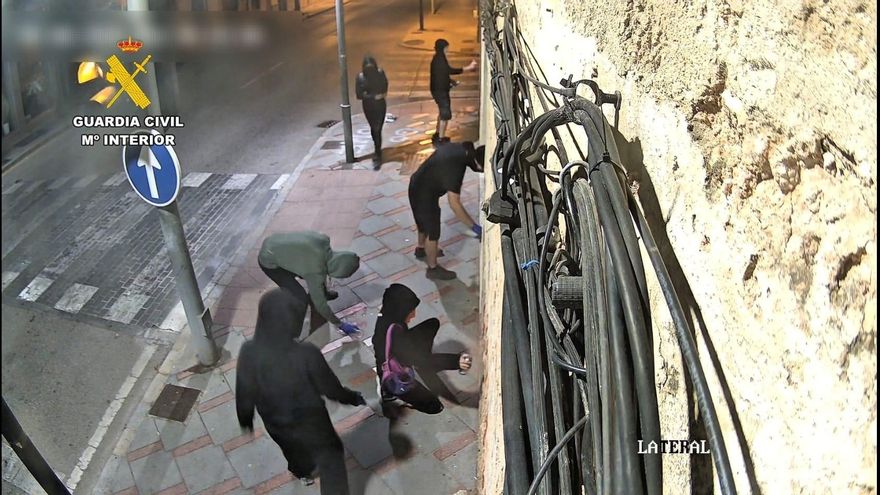 La Guàrdia Civil investiga com a grup criminal a dues activistes que van pintar cinc immobiliàries a Mallorca