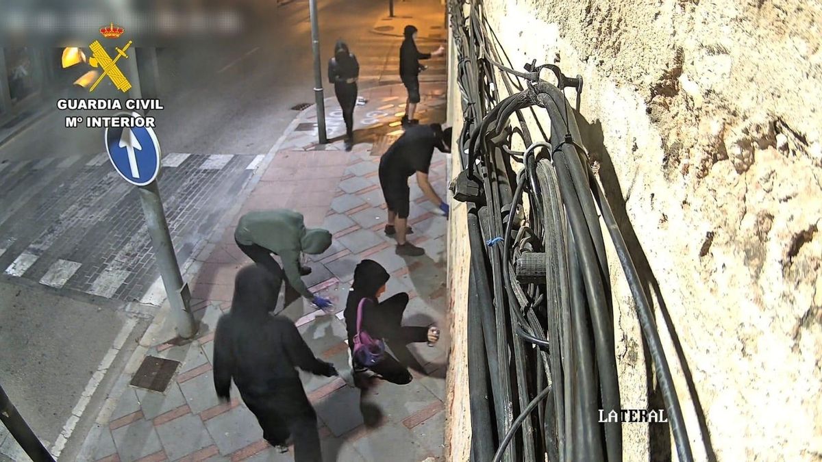 Las activistas investigadas por pintar inmobiliarias de lujo de Mallorca denuncian presiones durante su arresto