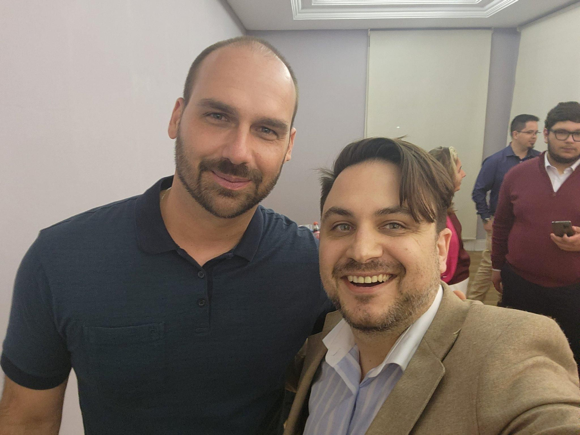 Ramiro Marra, feliz junto a Eduardo Bolsonaro, en el departamento de Cerimedo, el 13 de octubre de 2022