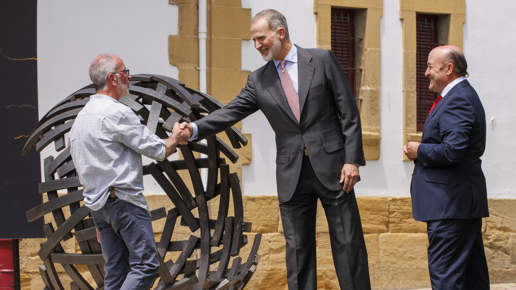 Las imágenes del centenario de Rioja en Haro: el rey Felipe VI inaugura la escultura 'Somos tiempo'
