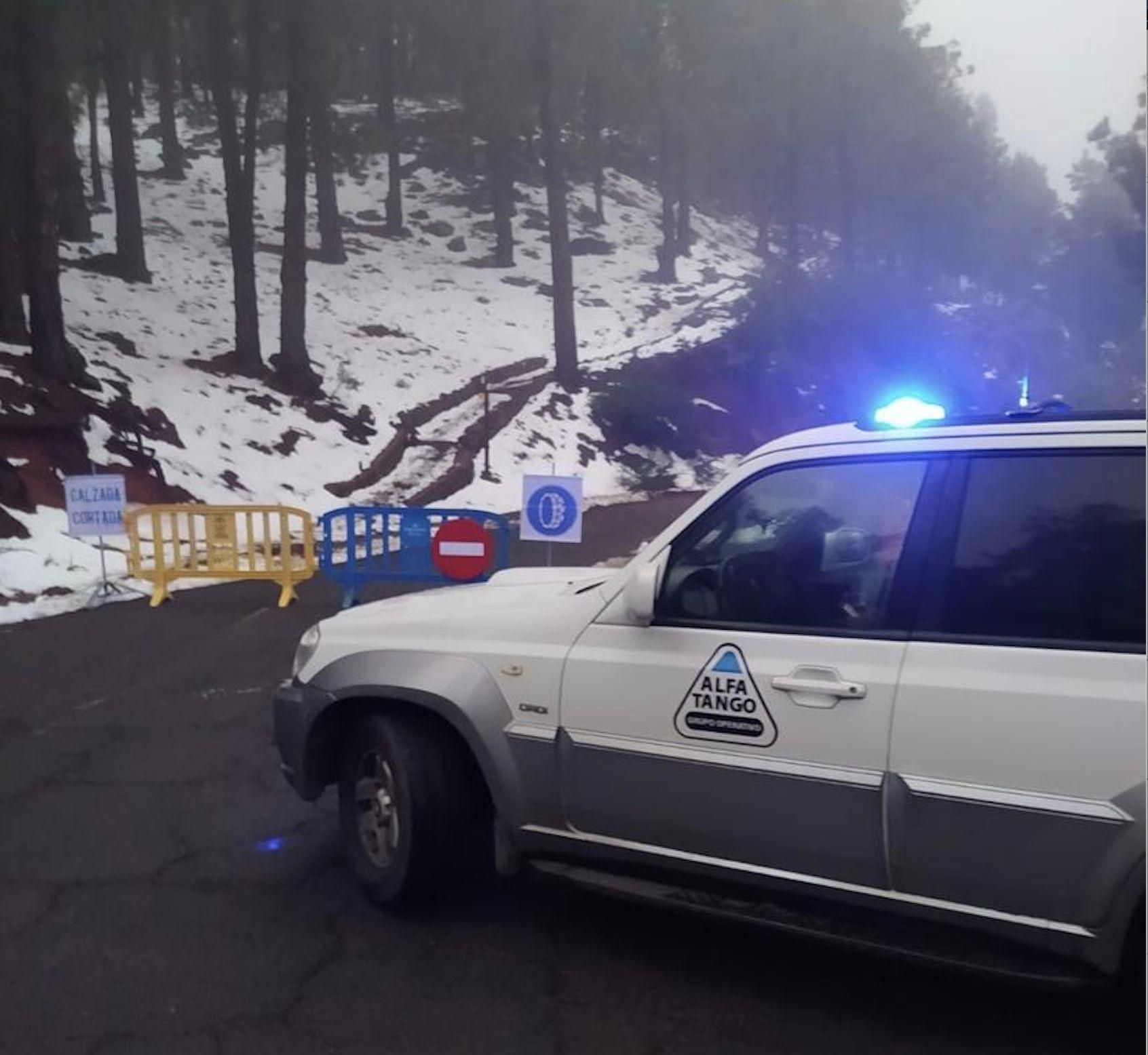 Un vehículo de Alta Tanto en el punto del cierre de la carretera LP-4.
