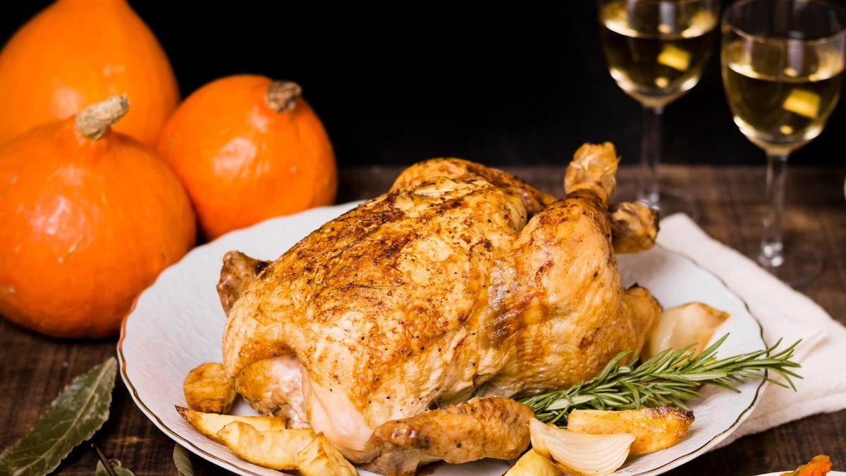 Las claves para que el pollo asado mejore con el relleno y quede jugoso por dentro