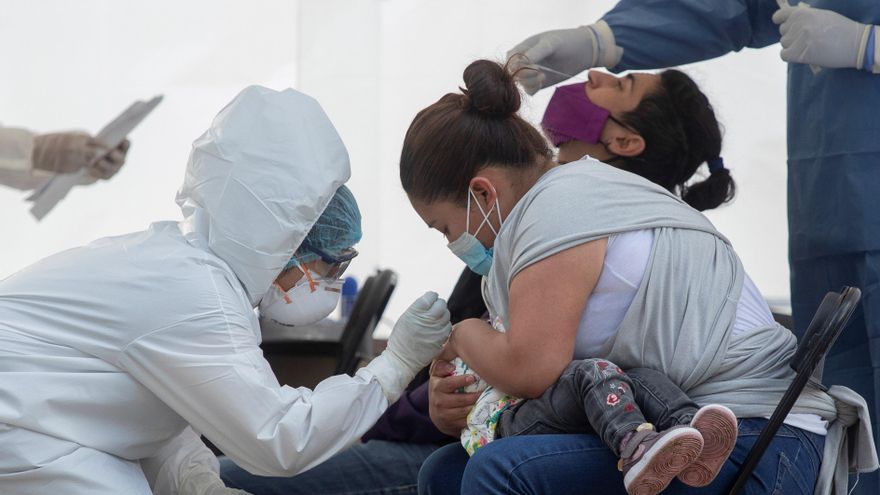 Una madres sostiene a su hija durante una prueba para detectar la covid-19 en el Hospital del IMSS "Carlos MacGregor" en la Ciudad de México (México). EFE/Isaac Esquivel