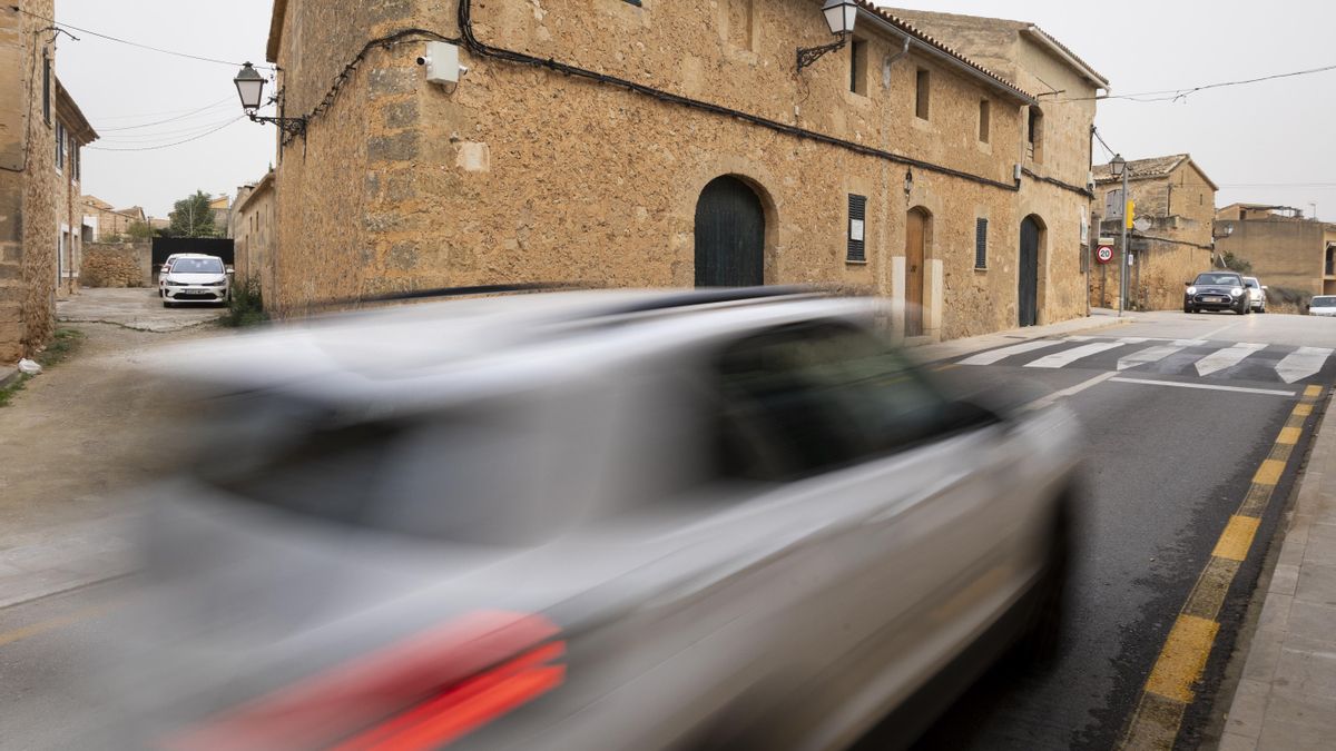 Cámara colocada sobre una fachada en el carrer s’Àljub (carretera Ma-3030), captando de manera continua el paso de vehículos y peatones.