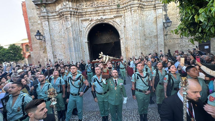 Los legionarios portan al Cristo de la Caridad
