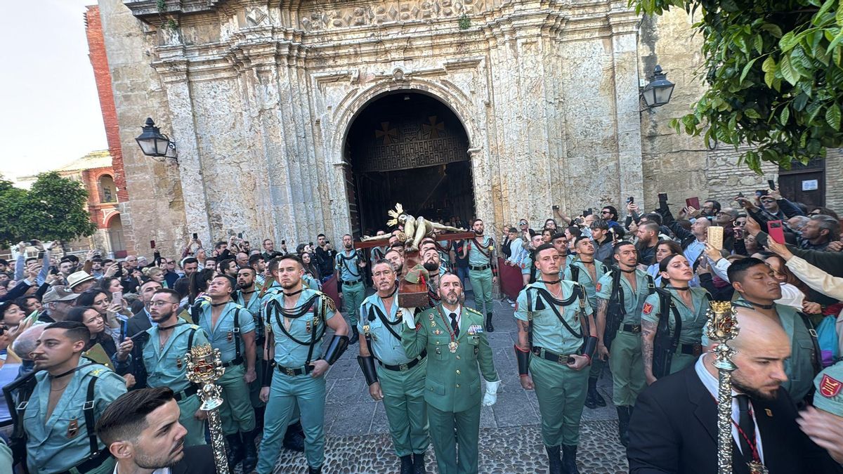Los legionarios portan al Cristo de la Caridad