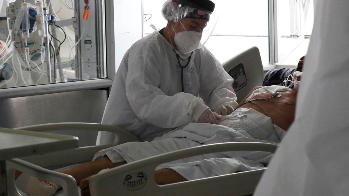 Actualmente, hay 27 hospitalizados, siete en las Unidades de Cuidados Intensivos. EFE/Carlos Ortega/Archivo