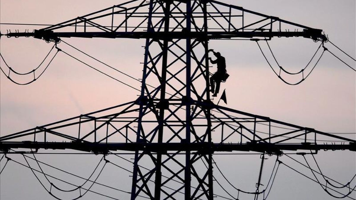 Las eléctricas presentan ofertas anuales más caras que el precio regulado. EFE