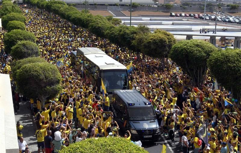 Llegada de la guagua de la UD Las Palmas al Estadio de Gran Canaria. (EFE)