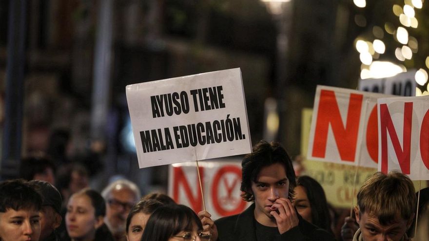 Decenas de personas durante la manifestación universitaria por la educación pública, a 27 de noviembre de 2025, en Madrid (España).