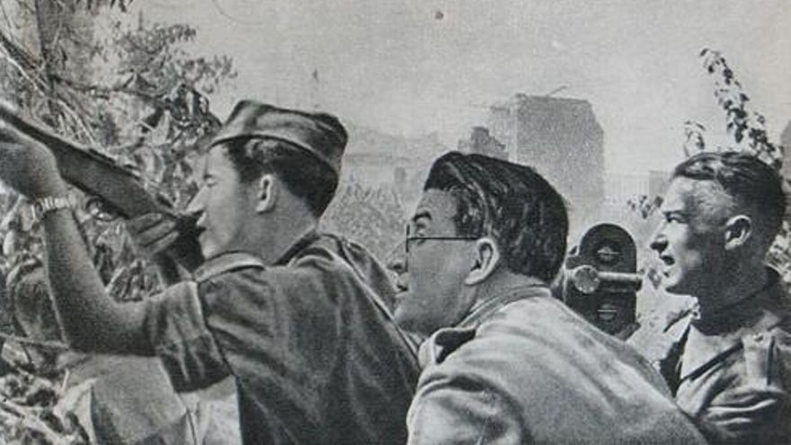 El corresponsal de guerra y espía soviético Mijail Koltzov junto al camarógrafo ruso Roman Karmen en primera línea del frente de la Guerra Civil española en 1937.