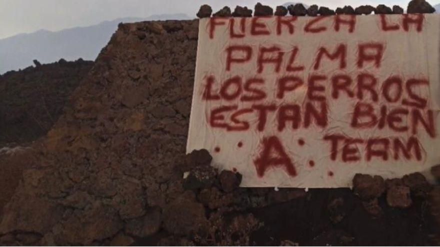 Pancarta en uno de los estanques cercados por la lava