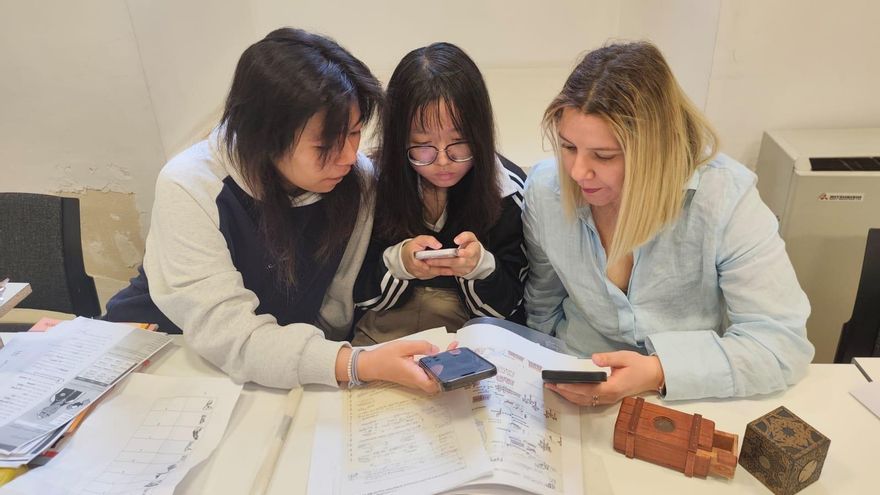 Alumnas de español resolviendo una de las cajas misteriosas del escape room 'Los Viajeros del Tiempo'
