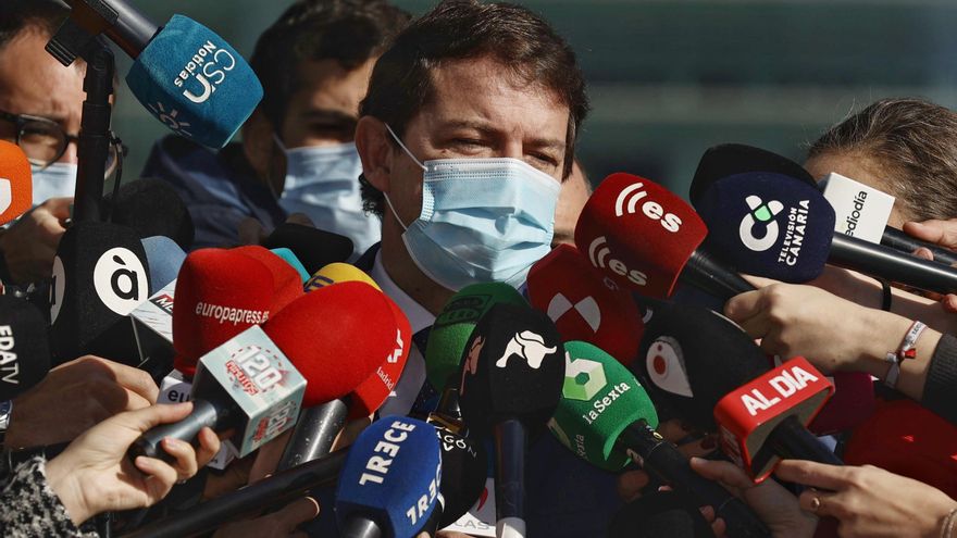El presidente de la Junta de Castilla y León en funciones, Alfonso Fernández Mañueco, responde a los medios a su llegada a una reunión del Comité Ejecutivo del Partido Popular.