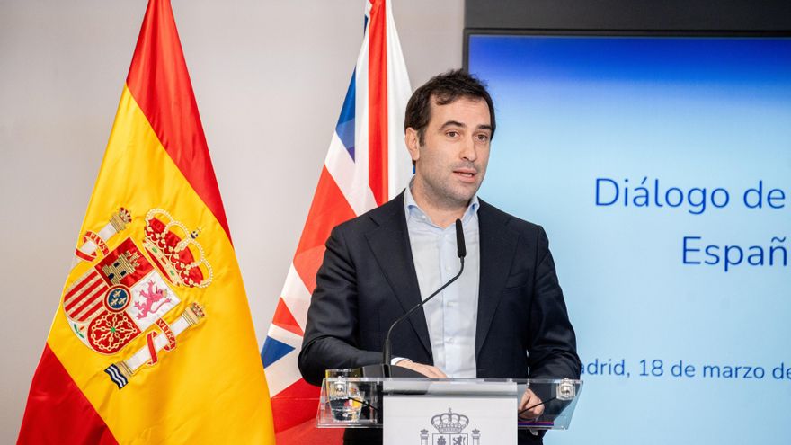 El ministro de Economía, Comercio y Empresa, Carlos Cuerpo,  atiende a los medios de comunicación en el Ministerio de Economía, a 18 de marzo de 2026, en Madrid (España). La reunión se inscribe en el primer Diálogo de Comercio e Inversiones España-Reino U